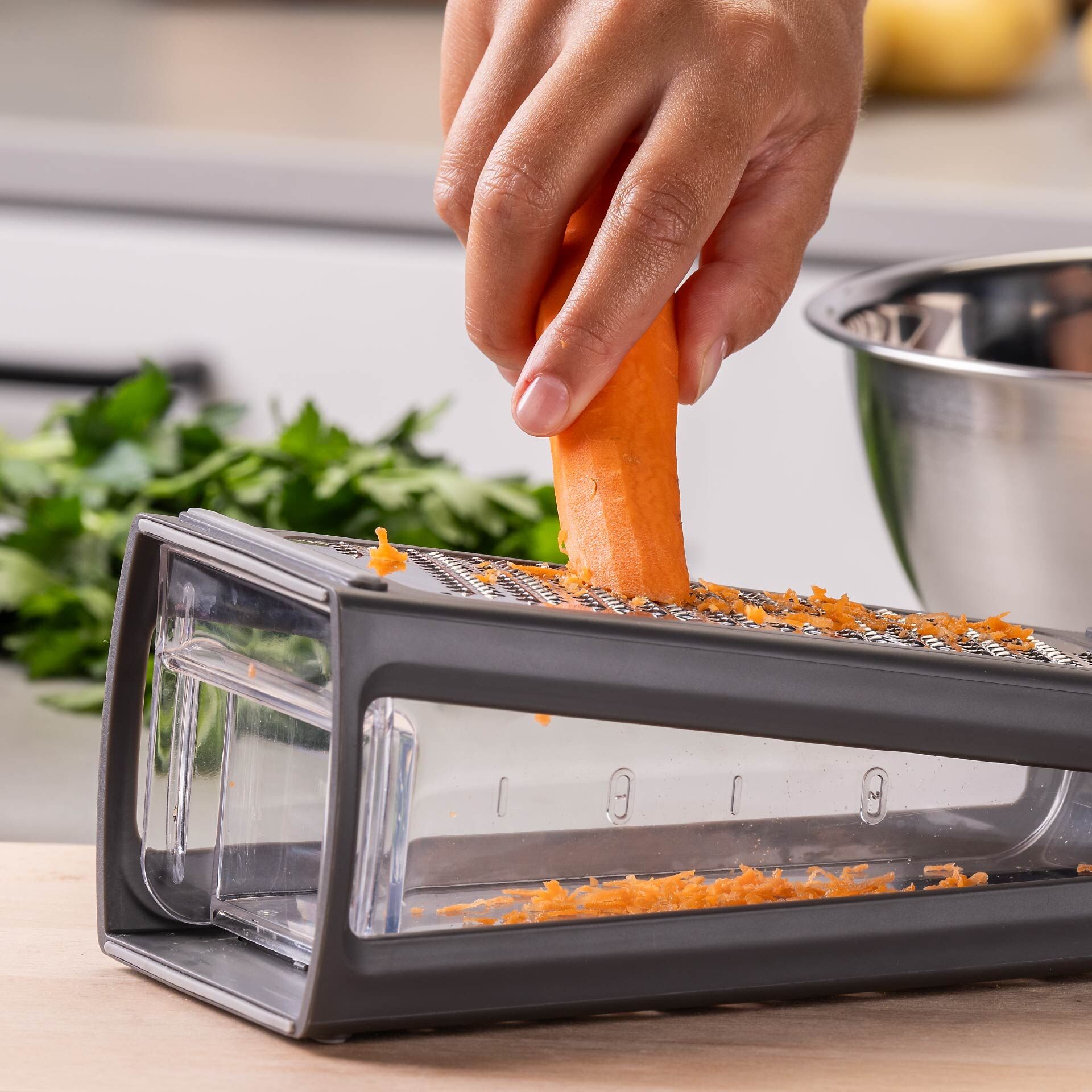 Küchenreibe mit Behälter