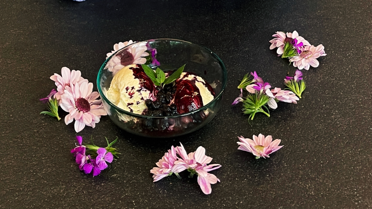 Heiße Heidelbeeren auf Vanilleeis Heiße Heidelbeeren auf Vanilleeis