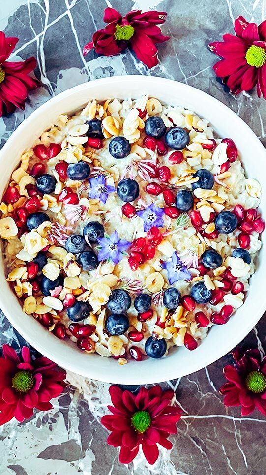 Bananen-Porridge mit Granatapfelkernen & Haselnusschips