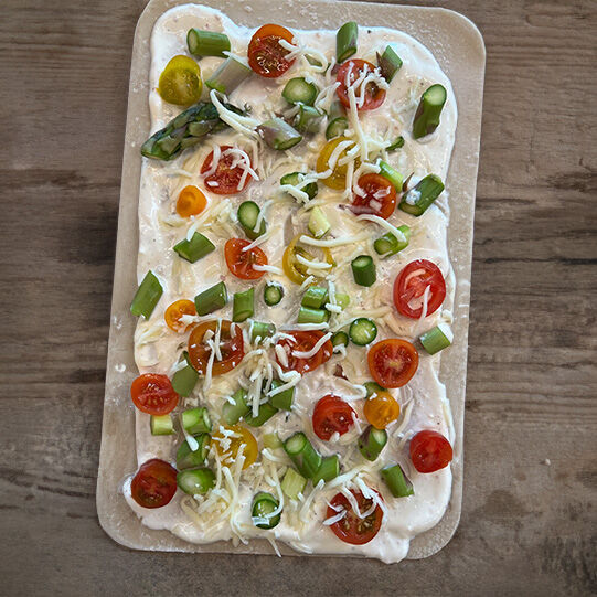 Flammkuchen mit grünem Spargel