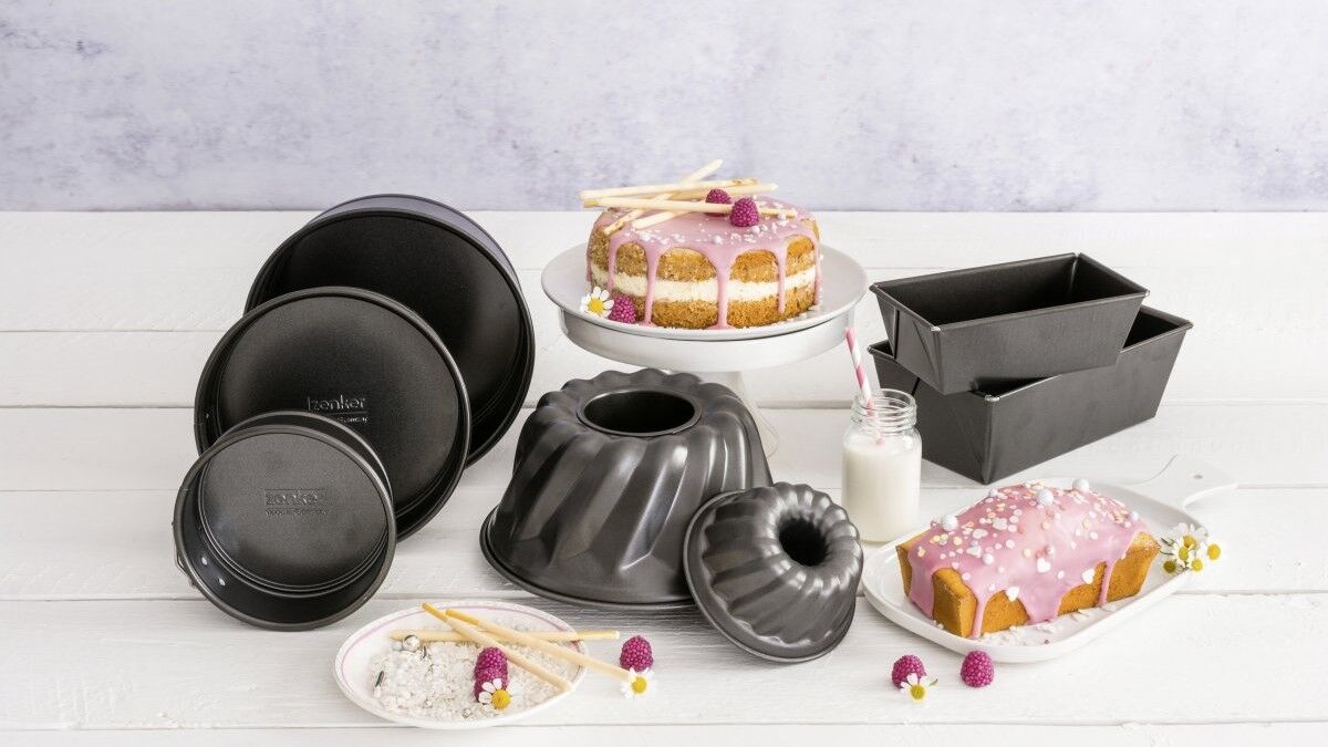 Drei runde Springformen, zwei Gugelhupf- und zwei Kastenformen in verschiedenen Größen