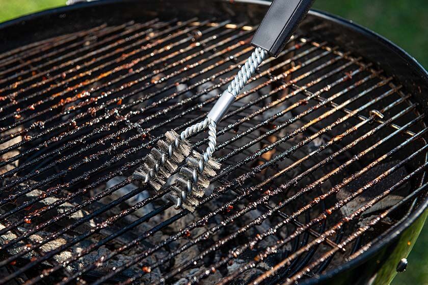Grill reinigen mit einer Grillbürste Grill reinigen mit einer Grillbürste