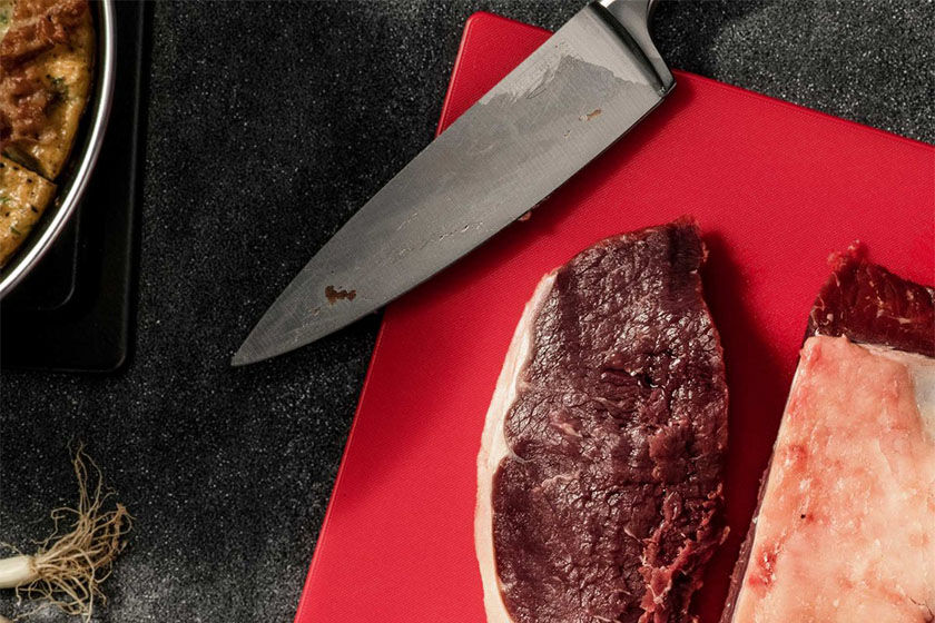 Rohes Fleisch mit scharfem Messer Rohes Fleisch mit scharfem Messer