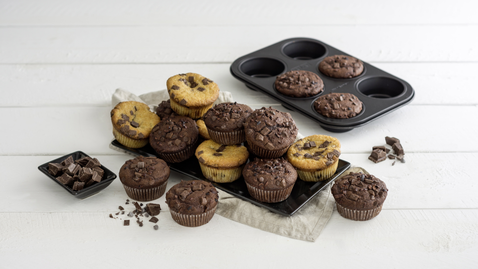 Schokoladen-Muffins auf einer Servierplatte