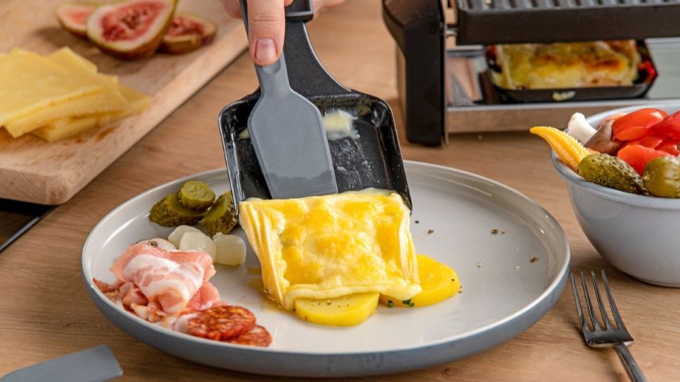 Befülltes Raclettepfännchen mit Gemüse, Wurst und Käse