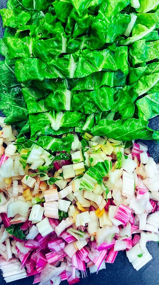 Der kleingeschnittene Mangold für das Curry