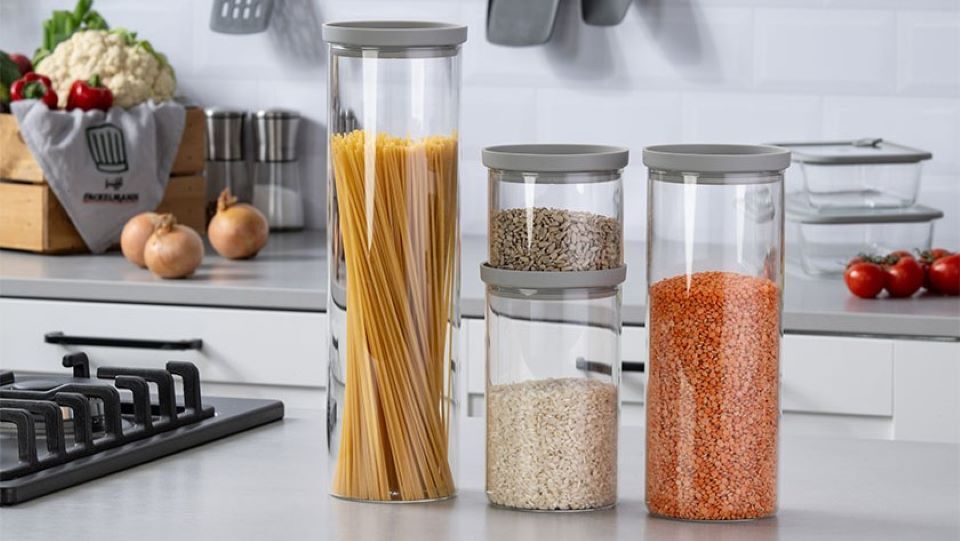 Längliche Vorratsbehälter aus Glas mit Spaghetti & Hülsenfrüchte