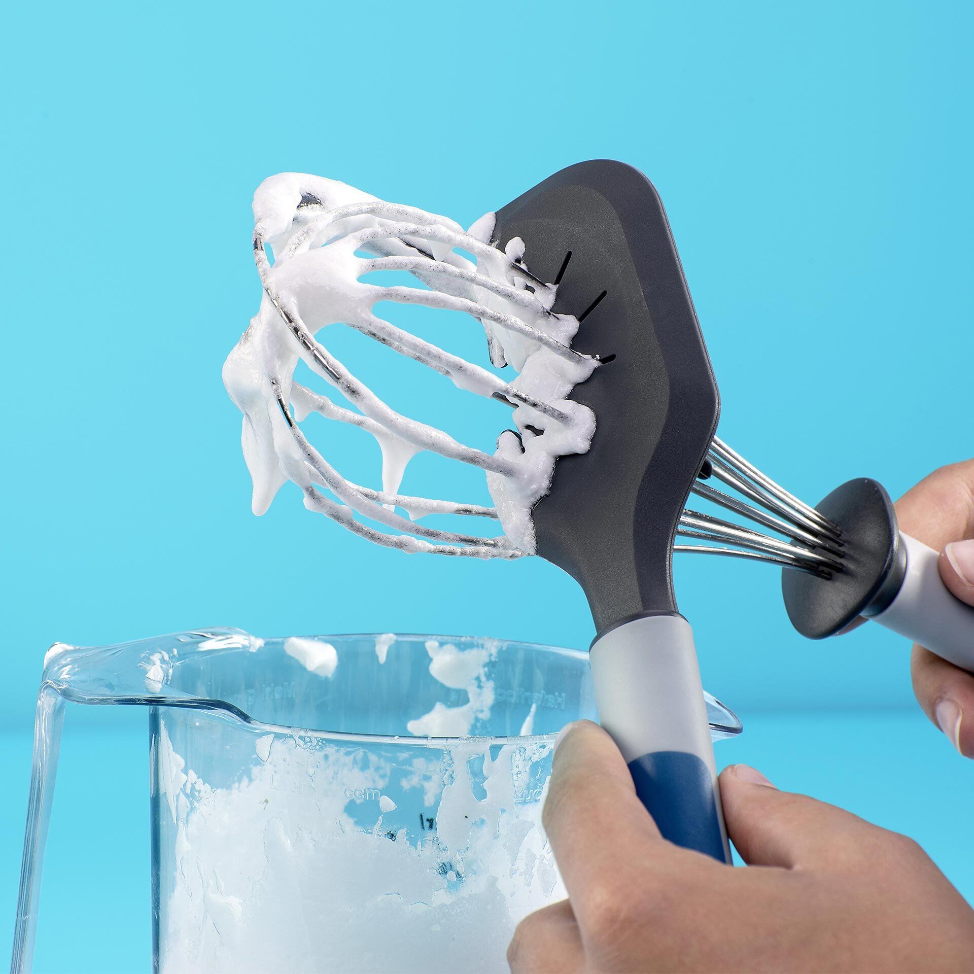 Teigschaber mit Schneebesenreiniger