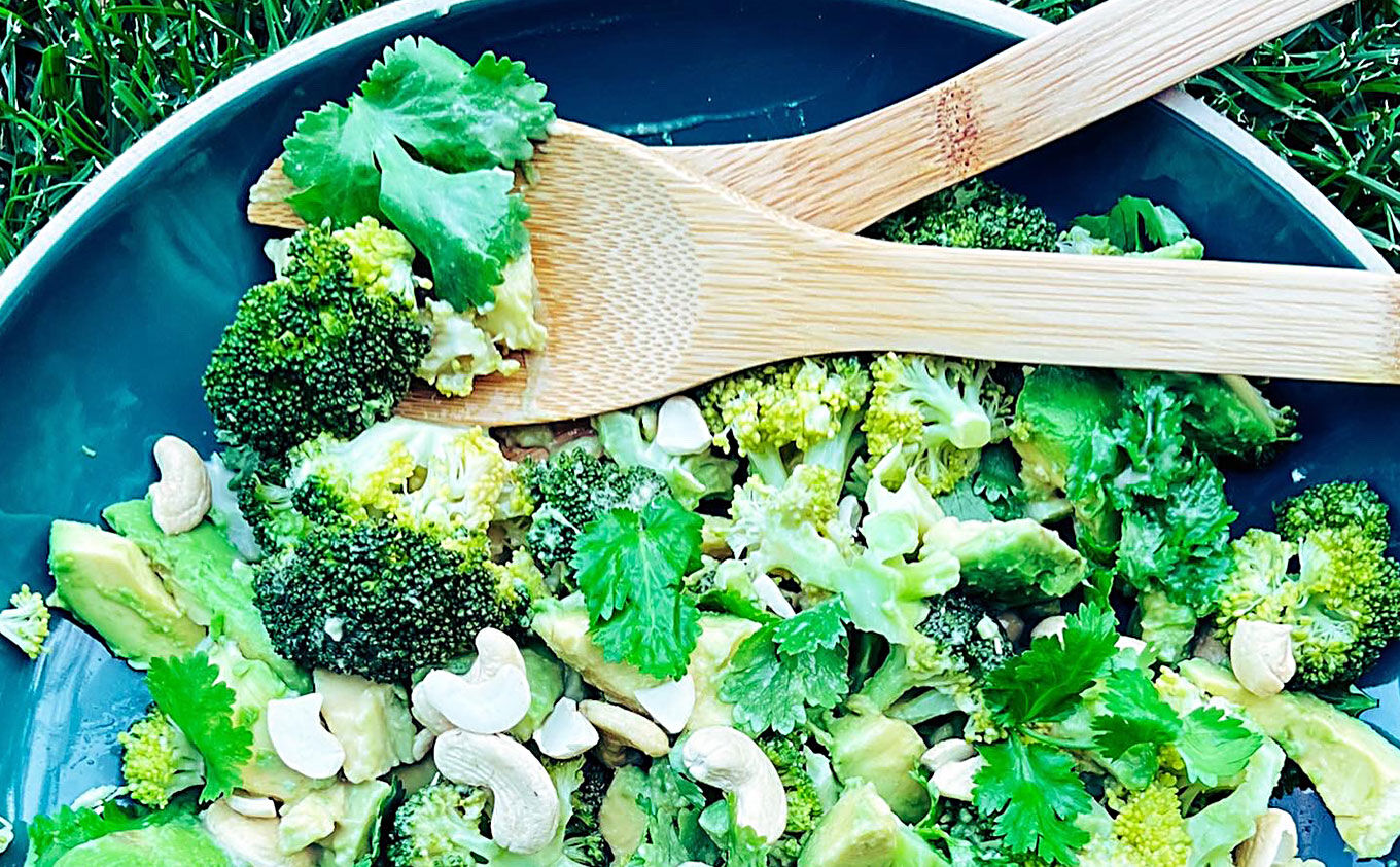 Brokkoli-Avocado-Salat mit Tahin-Dressing