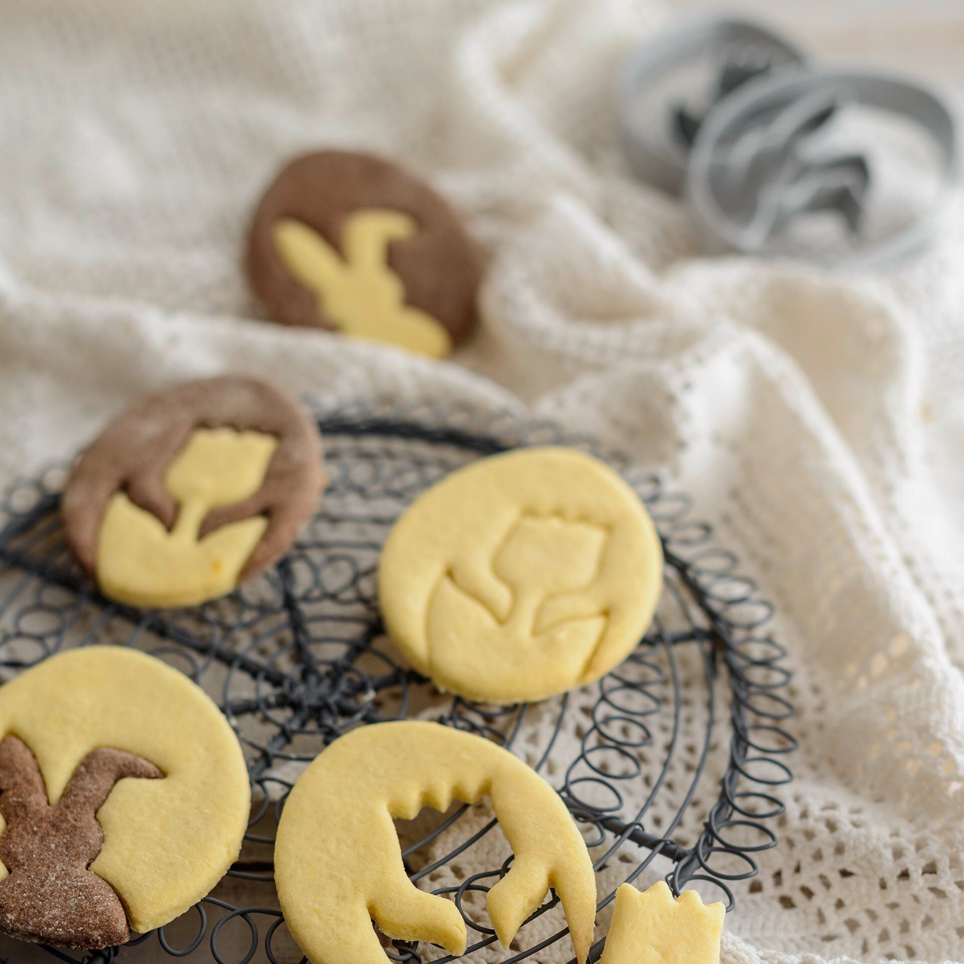 Ei-Ausstecher, Motiv Hase und Tulpe Goldiges Ostern, 2 Stk