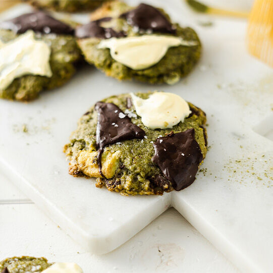 Double Chocolate Cookies mit Matcha auf einem Servierbrett