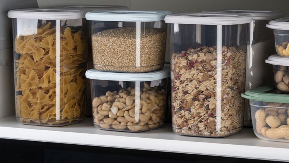 Vorratsdosen befüllt mit Nudeln, Müsli und Nüssen