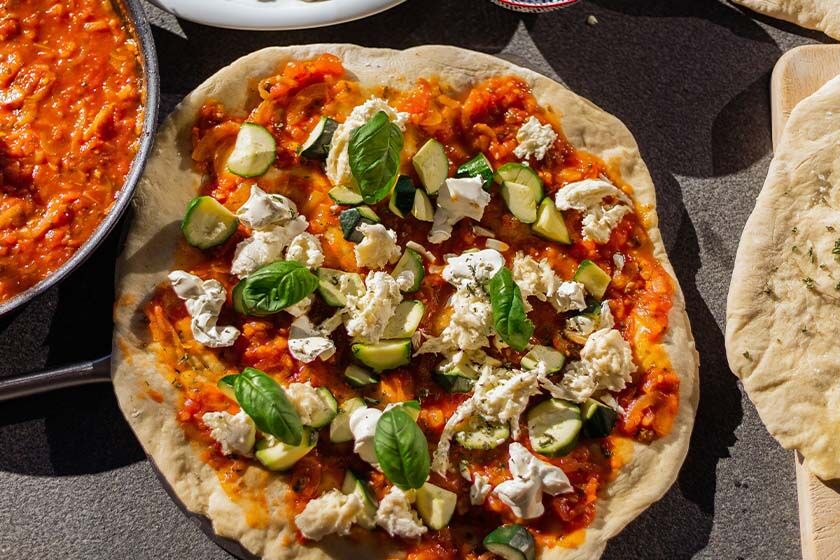 Pizza auf dem Pizzastein Pizza auf dem Pizzastein