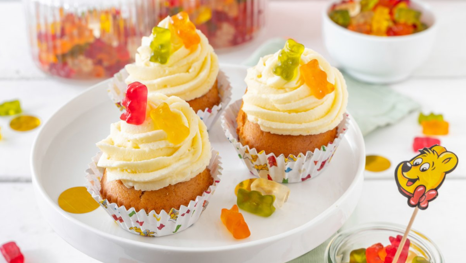 Zitronen-Cupcakes mit Goldbären-Deko auf einem Teller