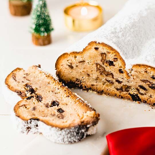 Angeschnittener Sahnelikör-Schoko-Stollen