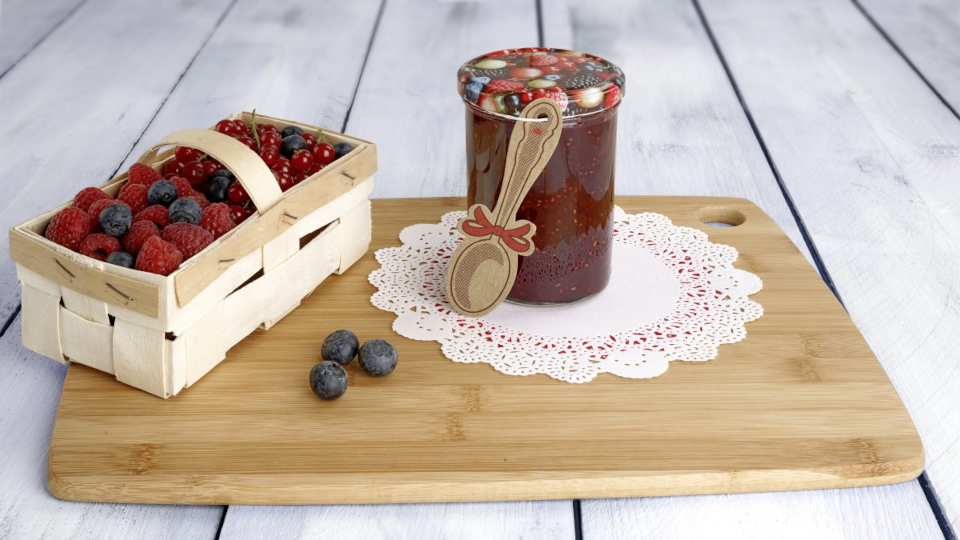 Korb mit Beeren und ein Einmachglas Korb mit Beeren und ein Einmachglas