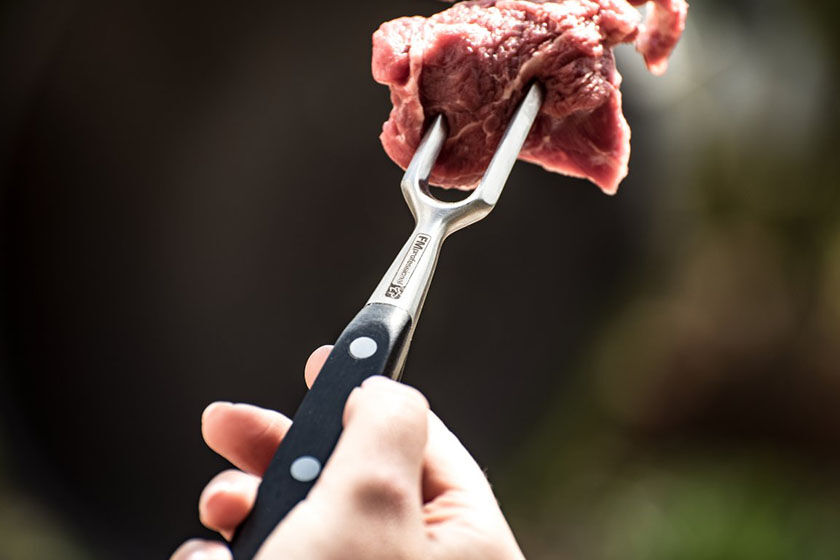 Grillgabel mit frischem Grillfleisch Grillgabel mit frischem Grillfleisch