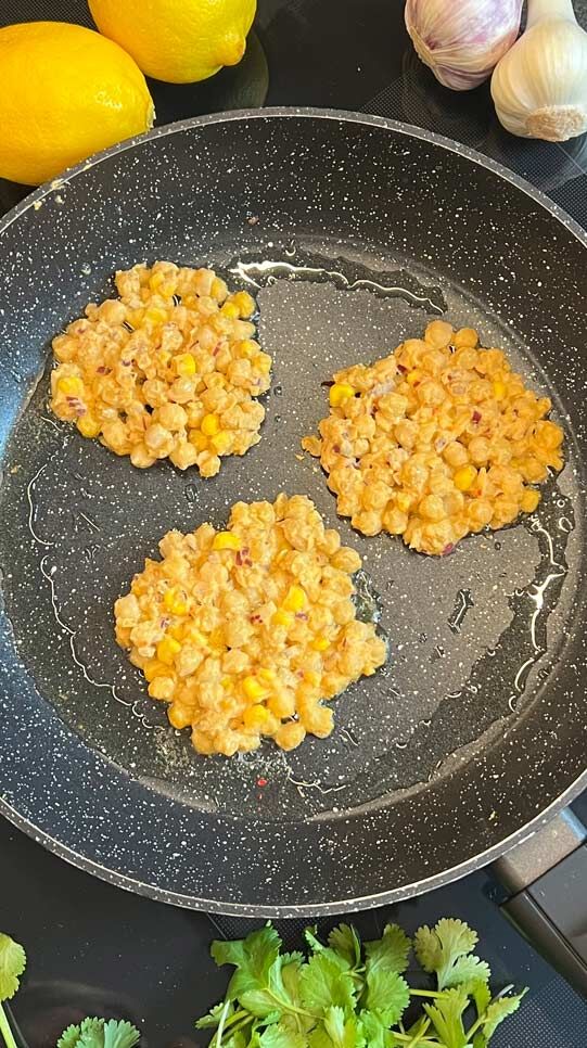 Kichererbsen-Mais-Puffer