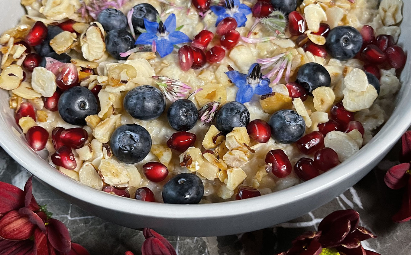 Bananen-Porridge mit Granatapfelkernen & Haselnusschips