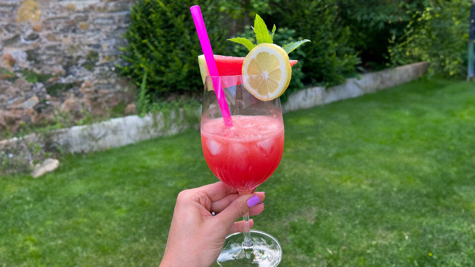 Roter Wassermelonen Spritz-Drink mit Strohhalm im Garten