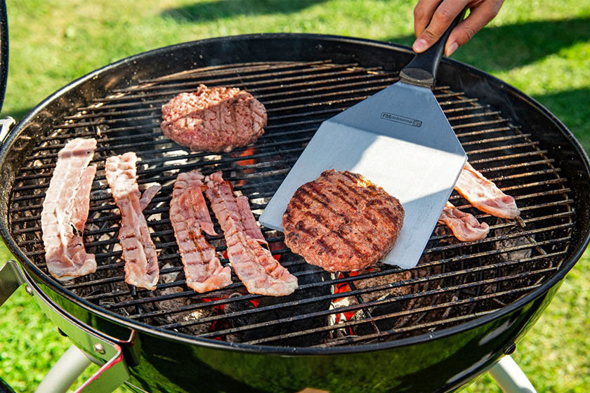 Speck und Patties auf dem Grill Speck und Patties auf dem Grill