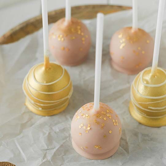 Cake Pops in rosa und gold in Nahaufnahme
