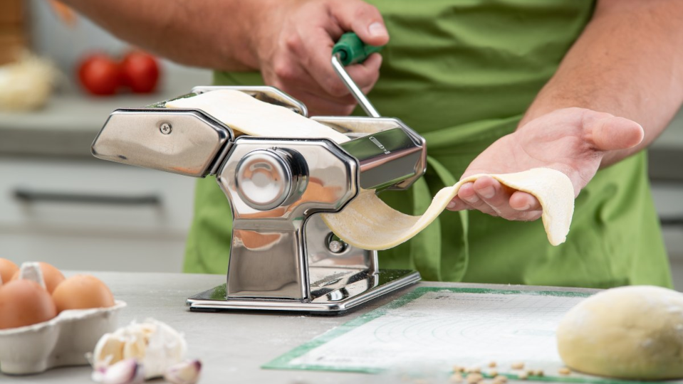 Nudelmaschine mit Nudelteig Nudelmaschine mit Nudelteig