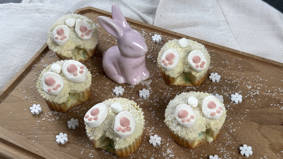 Lustige Osterhasen-Muffins auf einem Servierbrett
