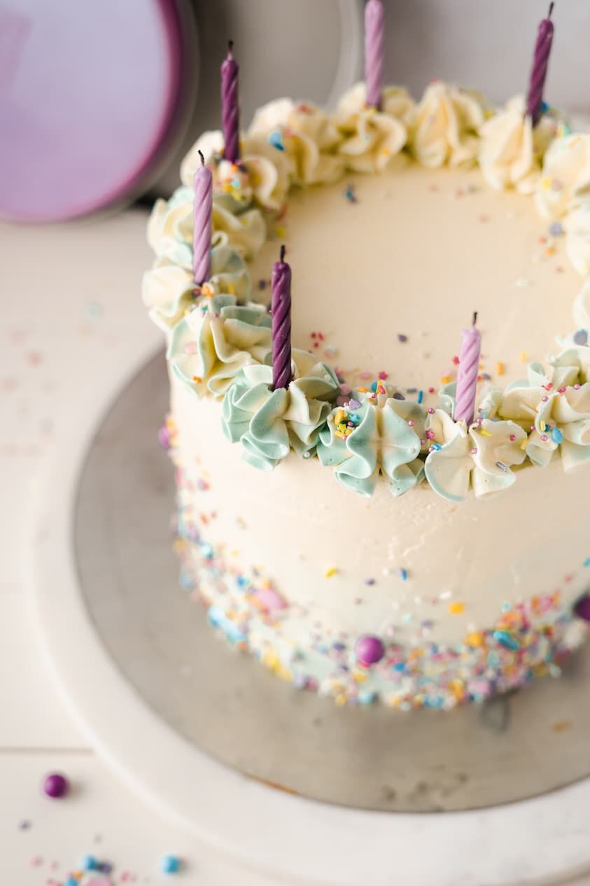 Konfetti-Geburtstagstorte von oben