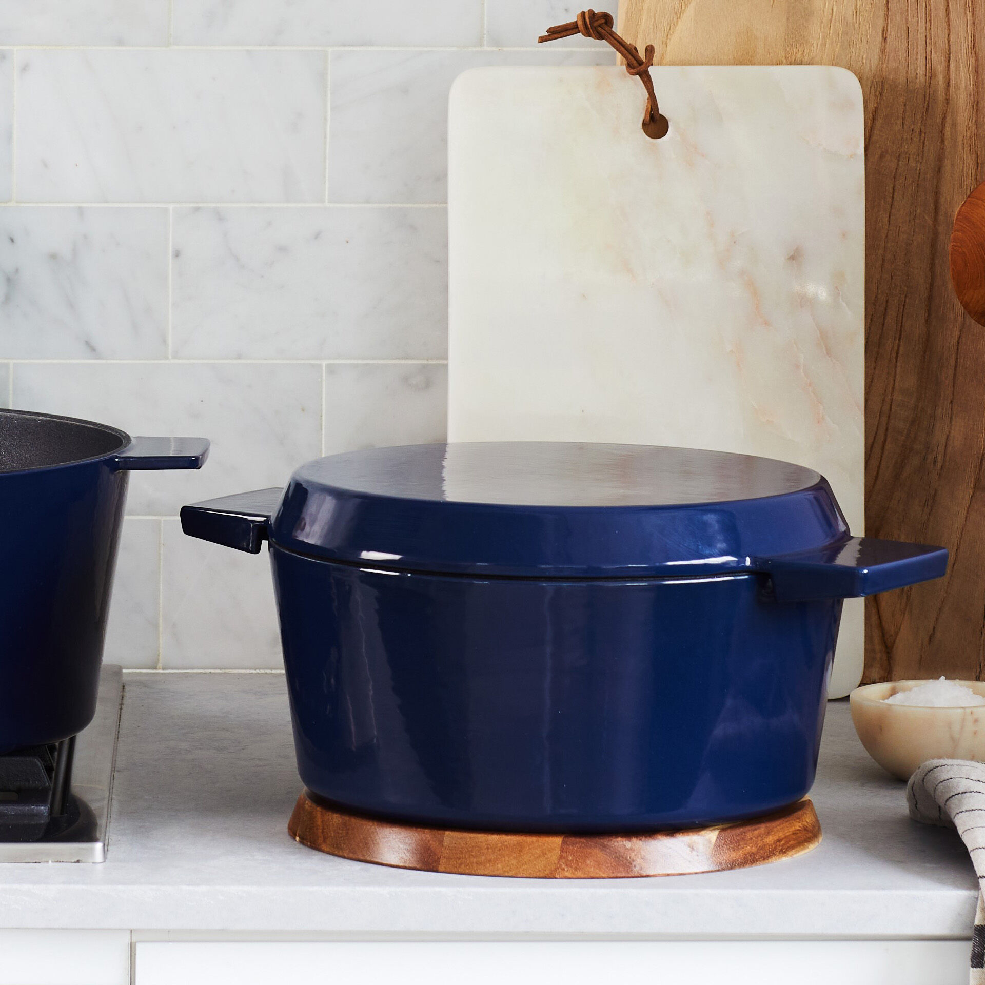 Set Cocotte mit Grilldeckel und Untersetzer, Gusseisen, Ø28cm, blau Set Cocotte mit Grilldeckel und Untersetzer, Gusseisen, Ø28cm, blau