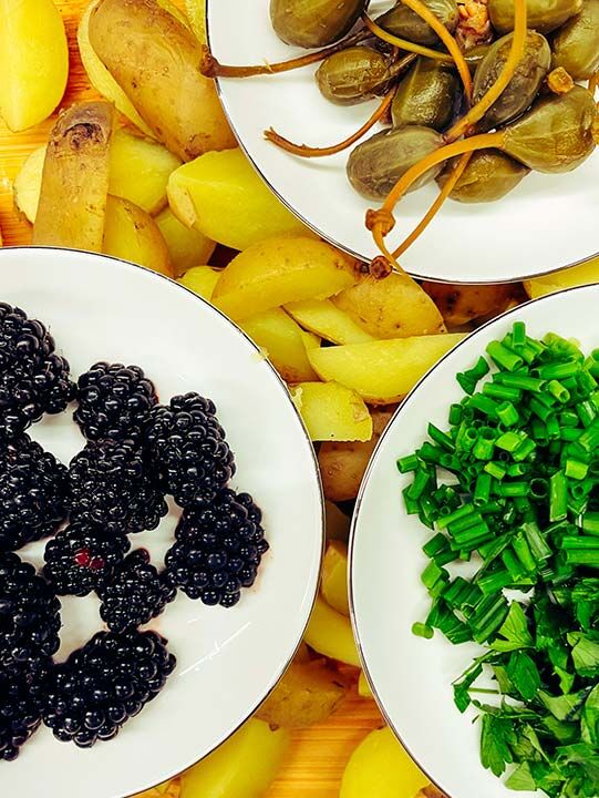 Bohnensalat mit Babykartoffeln, Brombeeren &amp; Kapern