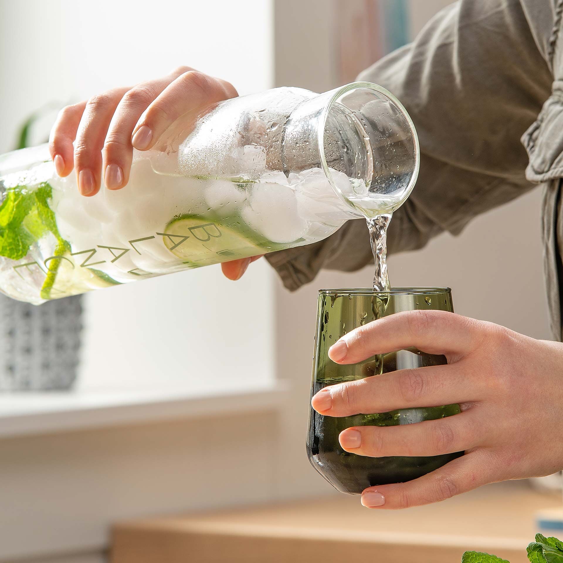 Glaskaraffe mit Trinkskala, 900ml