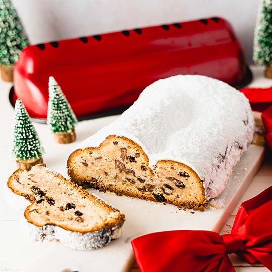 Angeschnittener Sahnelikör-Schoko-Stollen auf einem Servierbrett